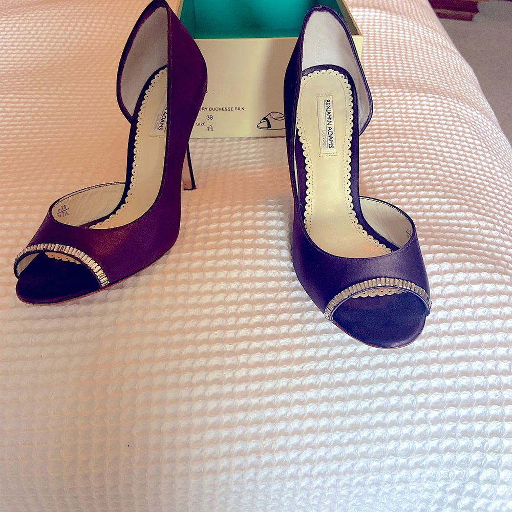 Duchesse silk pump size 7 1/2.  Beautiful for holiday. So festive